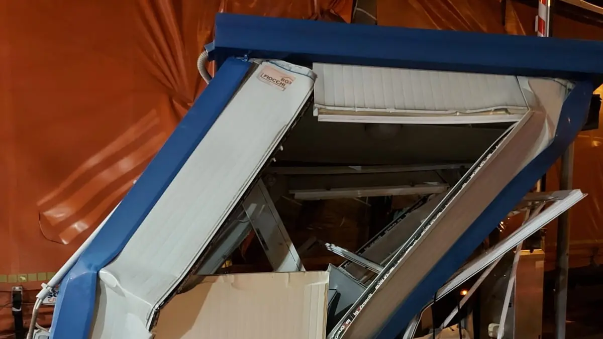Varco Vespucci, tir distrugge un gabbiotto della security