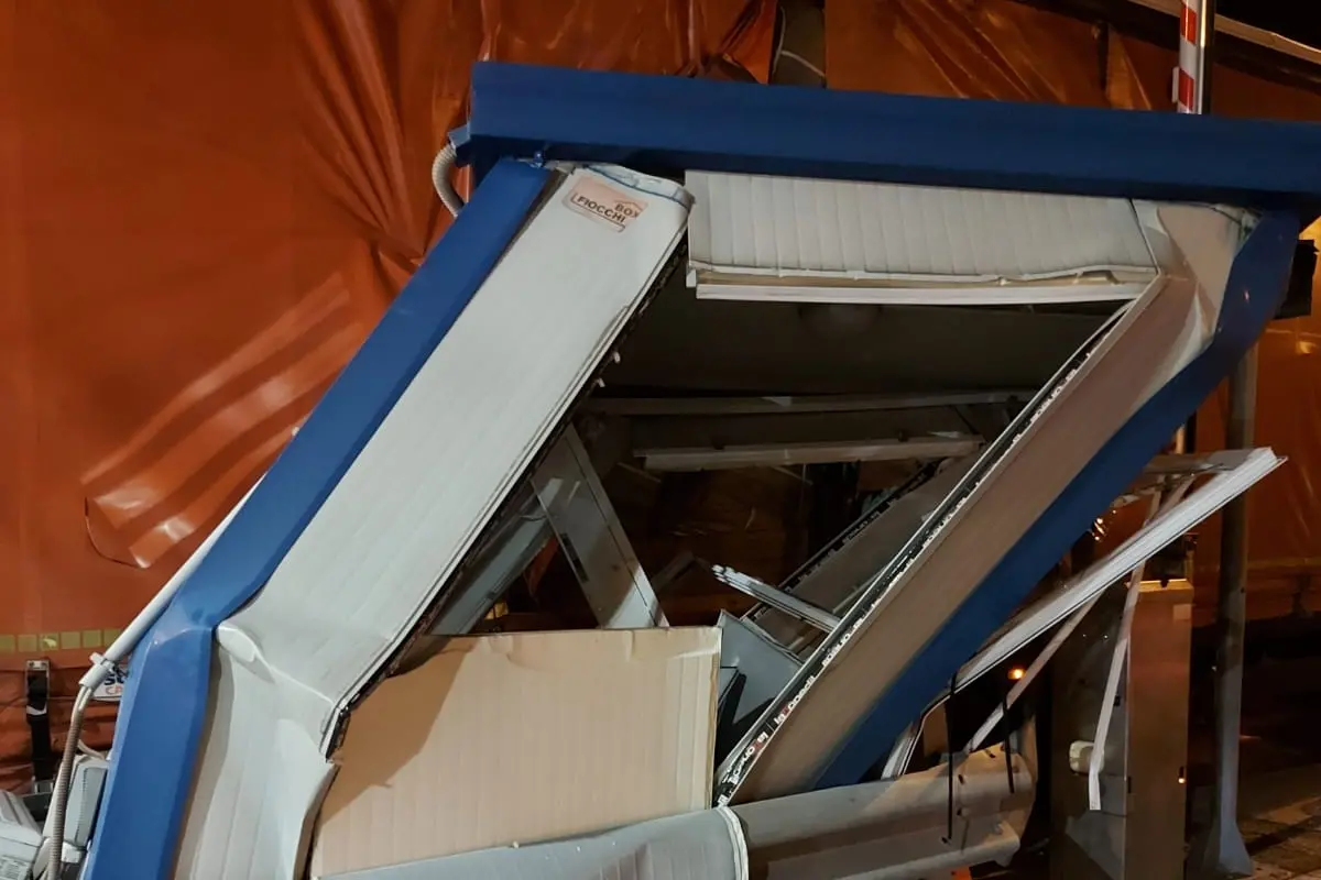 Varco Vespucci, tir distrugge un gabbiotto della security