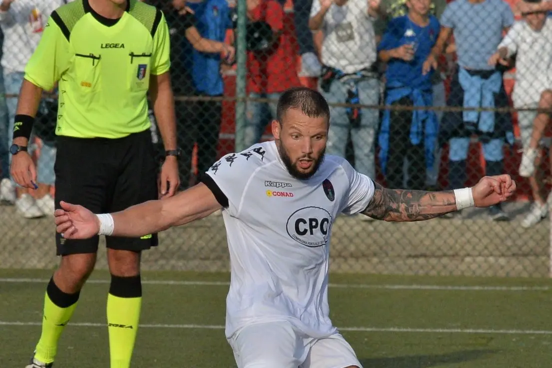 <p>Manuel Vittorini, stavolta il suo gol non &egrave; bastato al Civitavecchia (Foto di Alessio De Luca)</p>\\n