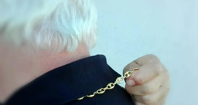 Viterbo: bacia e palpeggia anziano mentre gli sfila collanina e bracciale