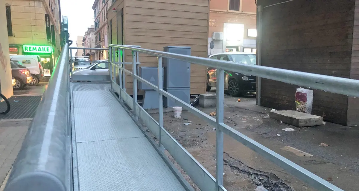 Mercato, il nuovo bagno continua a far discutere