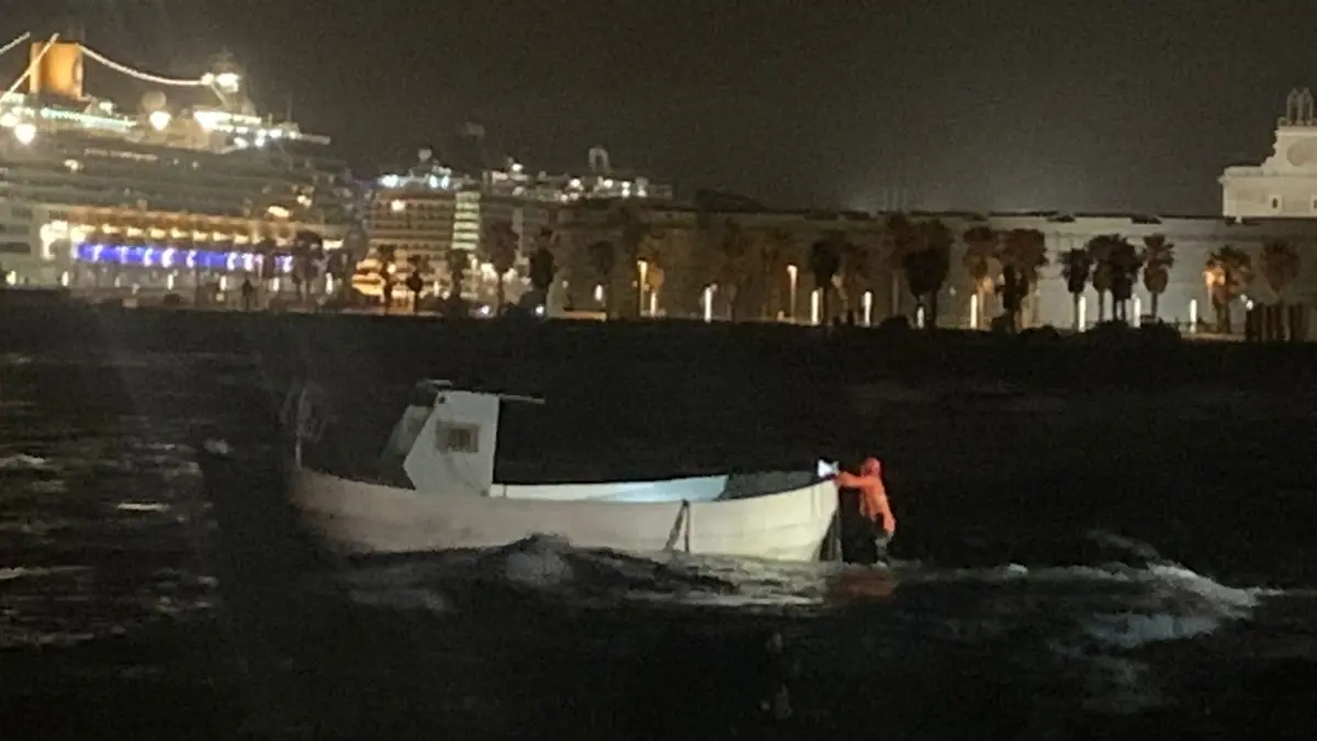 Barca alla deriva al Pirgo, intervento dei Vigili del fuoco