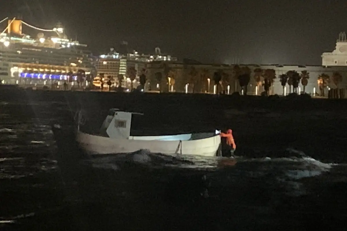 Barca alla deriva al Pirgo, intervento dei Vigili del fuoco