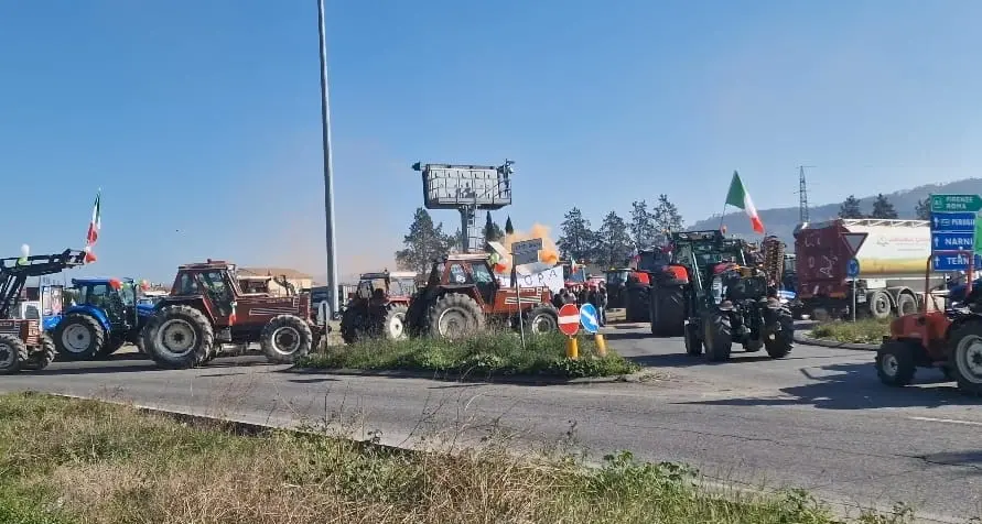 Gli agricoltori “bloccano” il casello per 2 ore