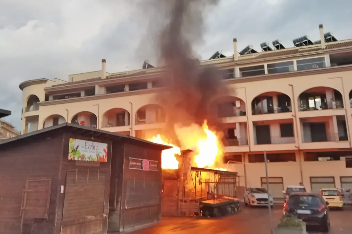 La casetta di legno in fiamme al mercato di piazza XXIV maggio
