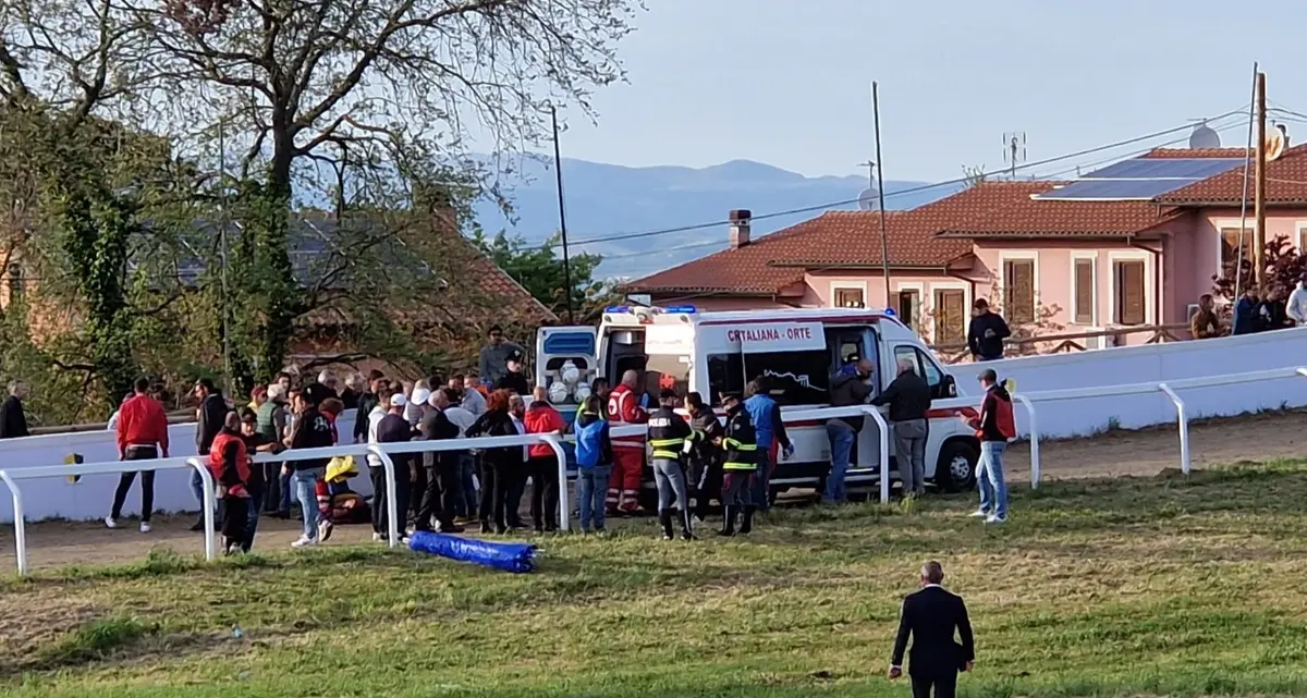 Palio di Sant’Anselmo: cade un fantino e viene travolto da un cavallo