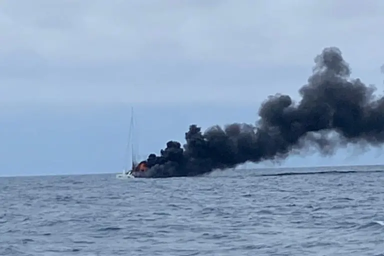 Catamarano in fiamme a largo di Civitavecchia