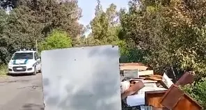 Mobili abbandonati in via di Ceri, Gubetti: «Immagine vergognosa» – IL VIDEO