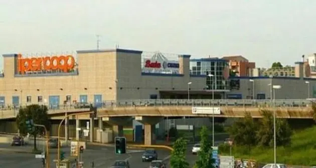 Minorenne accerchiato e rapinato dal branco