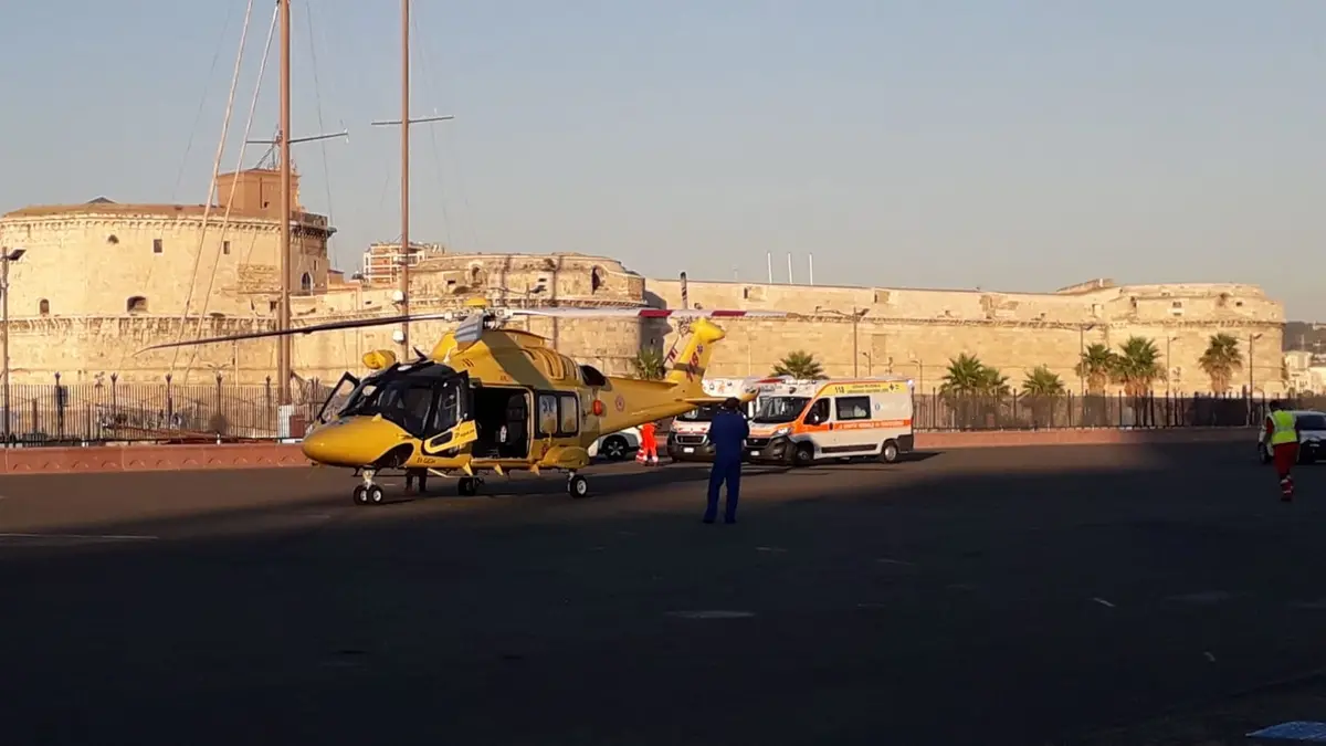 Auto impazzita in banchina: grave una donna