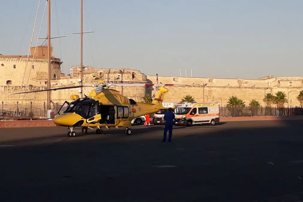 Auto impazzita in banchina: grave una donna