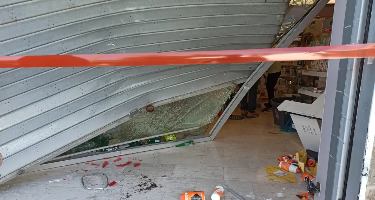 Rubano un’auto e fanno irruzione in farmacia: bottino di 20mila euro