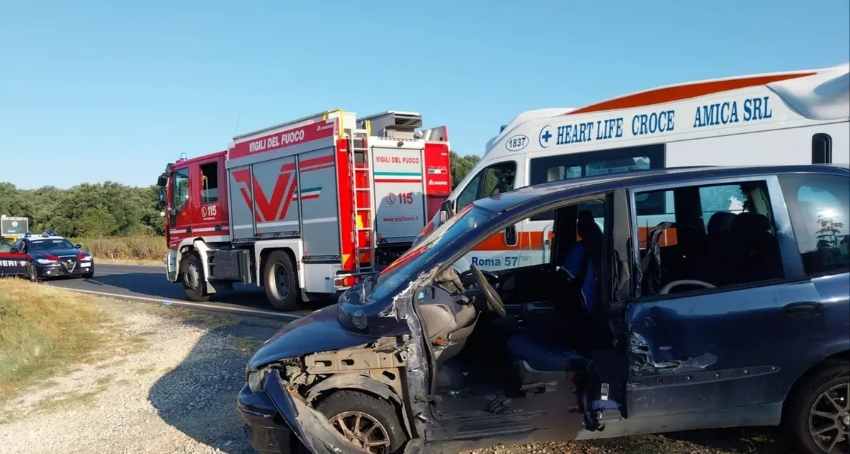 Scontro tra un’auto e un camion: grave un 50enne rimasto incastrato