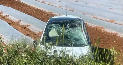 Santa Marinella, auto tamponata in A12 finisce la corsa in un campo: tre feriti in codice rosso