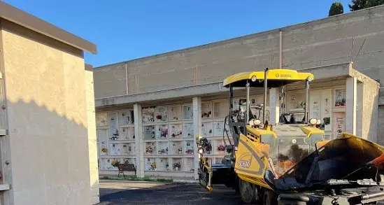 Cimitero, iniziati i lavori di asfaltatura e sistemazione dei viali interni