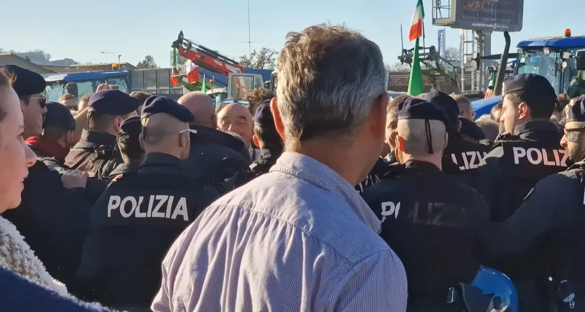 Reparto mobile della polizia respinge gli agricoltori al casello di Orte