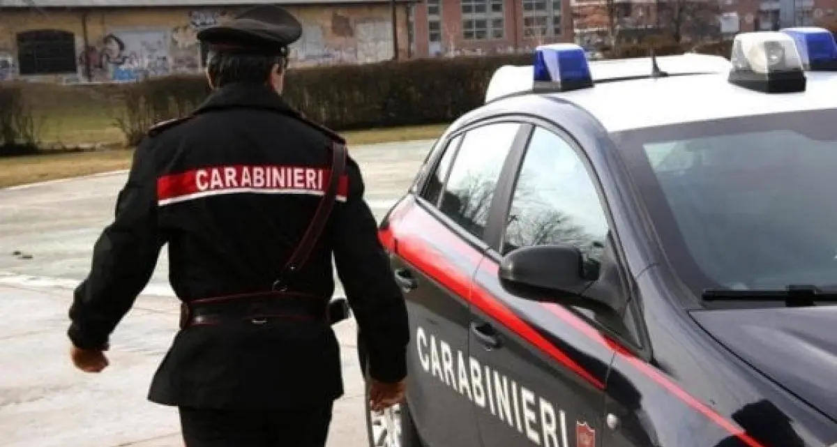 Ubriaco si incastra con l’auto in un vicolo
