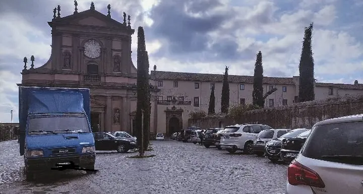 Viterbo, «no ai dissuasori in piazza della Trinità»