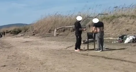 A Torre Flavia tra barbecue e cani in spiaggia: è polemica