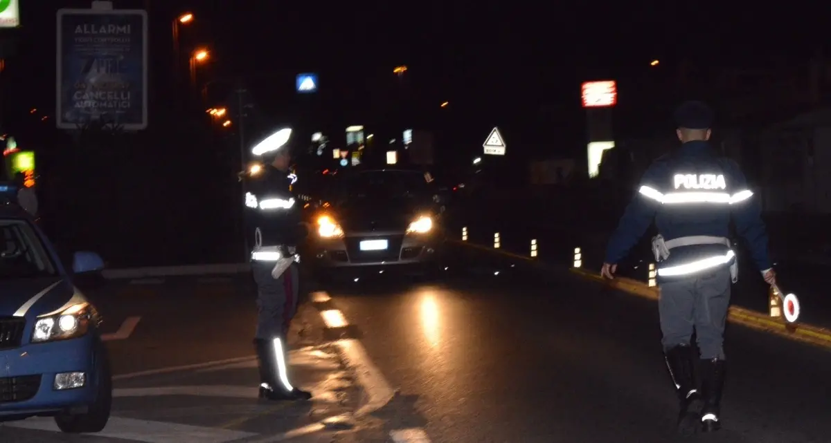 Controlli e multe, scatta il blitz interforze in strada e nei locali