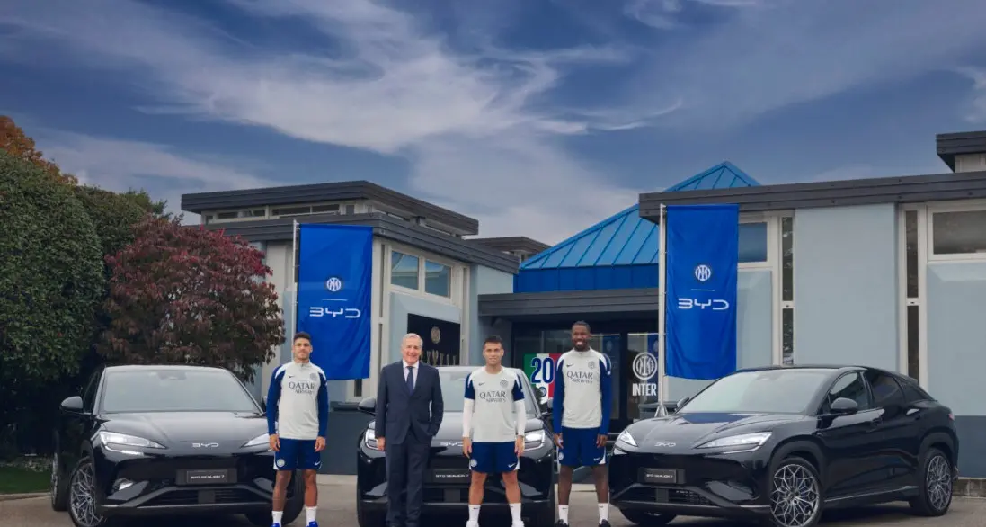 BYD consegna a calciatori nuove Sealion 7 Inter Edition: design nerazzurro