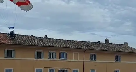 Caprarola, paracadutista atterra sul tetto di una casa