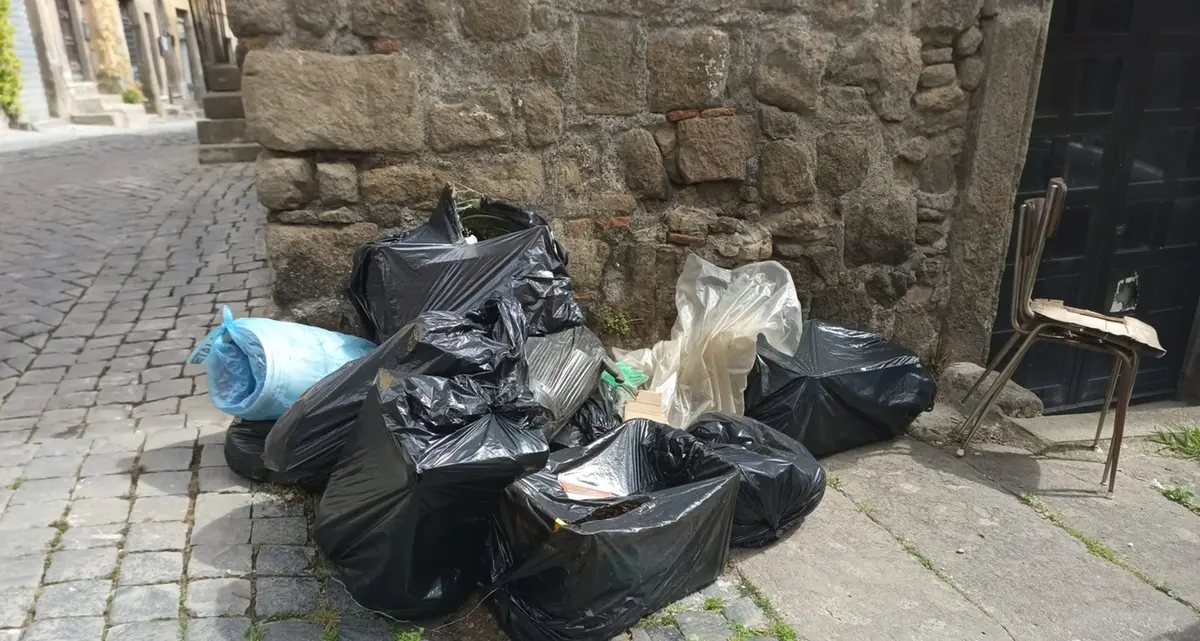 L’enigma dei rifiuti in via Lucchi