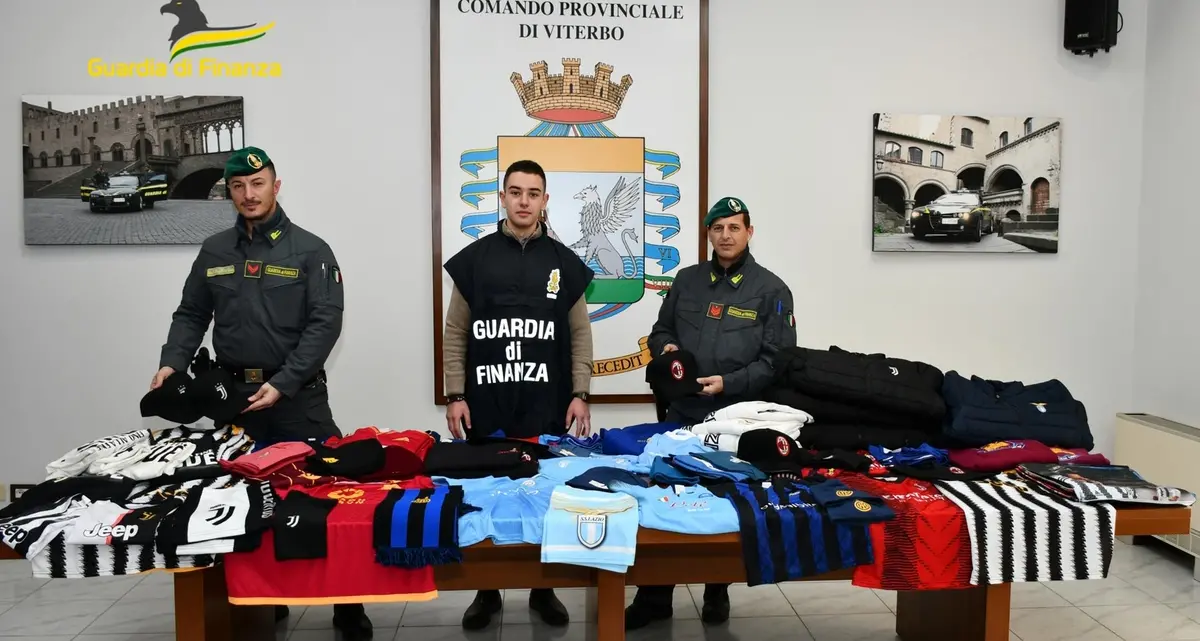 Sequestrati 140 capi contraffatti tra maglie da calcio e sciarpe