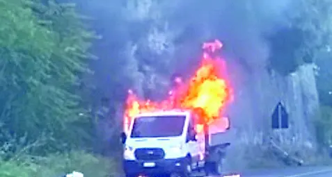 Viterbo: furgone in fiamme, salvi i due operai a bordo