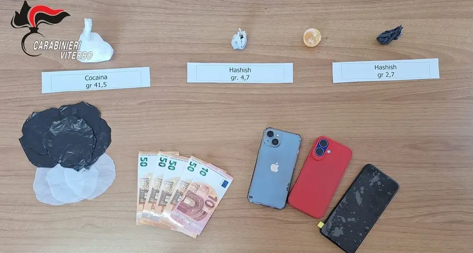 Tenta di sfuggire al controllo e lancia cocaina dal finestrino: arrestato