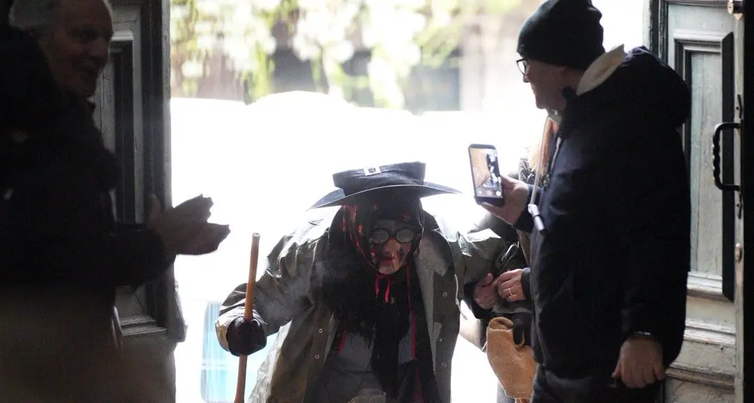 I facchini celebrano l'Epifania, nella chiesa della Pace è arrivata la Befana