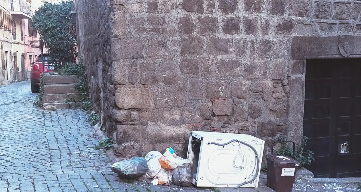 L’Epifania porta via le feste, non i rifiuti abbandonati