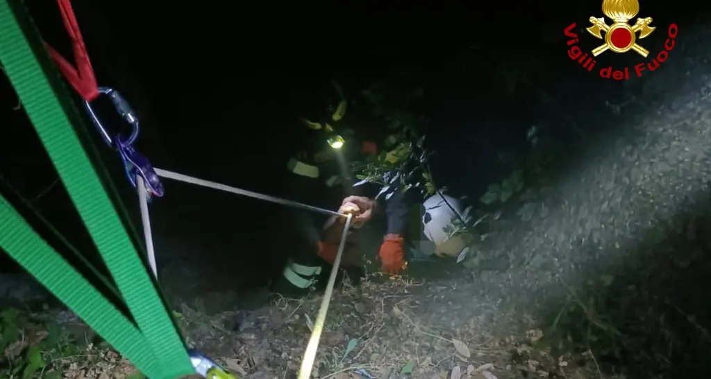 Scivola dal ponte e fa un volo di 20 metri, salvato dai vigili del fuoco