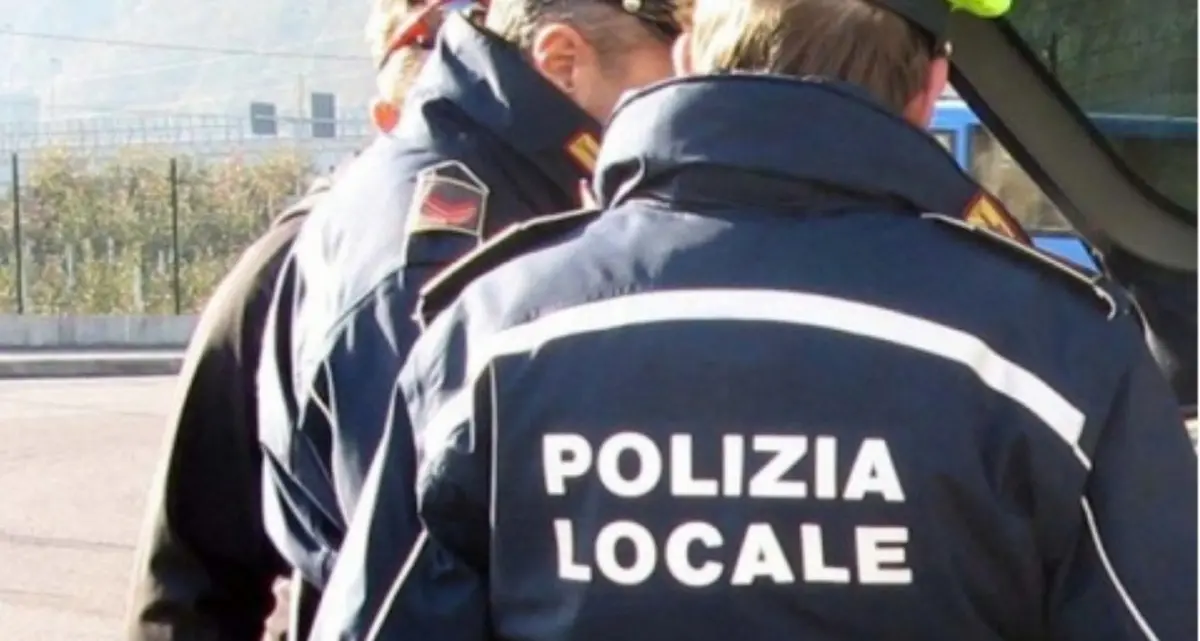 Ladro ruba dagli zaini dei bambini, identificato dalla polizia locale