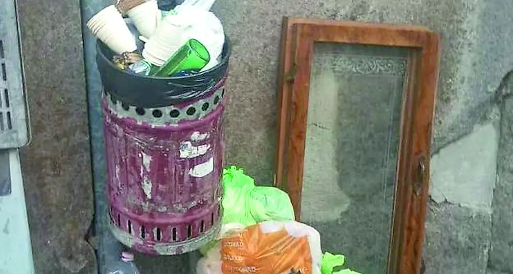 Viterbo: rifiuti abbandonati in centro, il fenomeno non si arresta