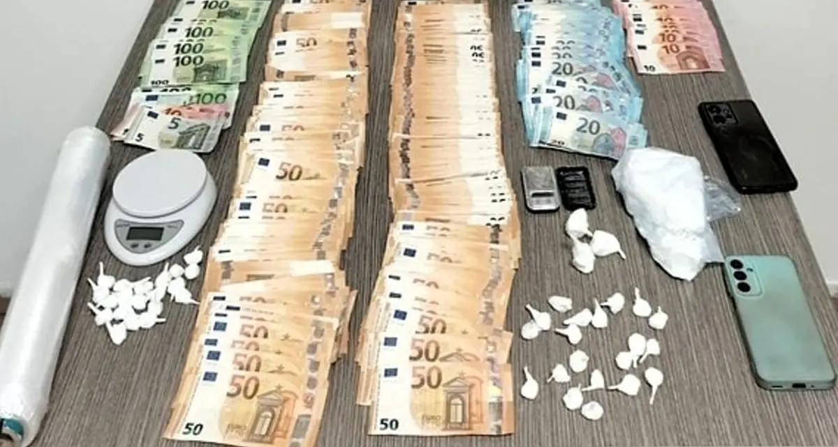 Nasconde in casa 3 etti e mezzo di cocaina