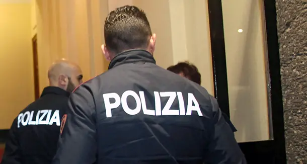 Viterbo: non risponde ai familiari che chiamano la polizia che lo arresta per droga