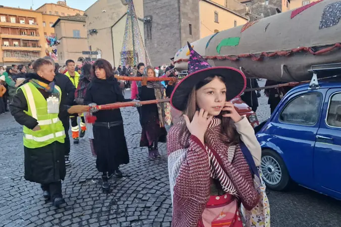 La Calza della Befana più lunga del mondo sfila a Viterbo
