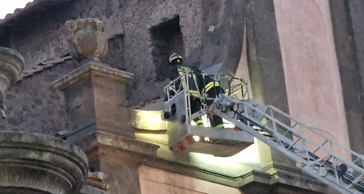 Viterbo, crolla porzione di cornicione nell'ex Tribunale