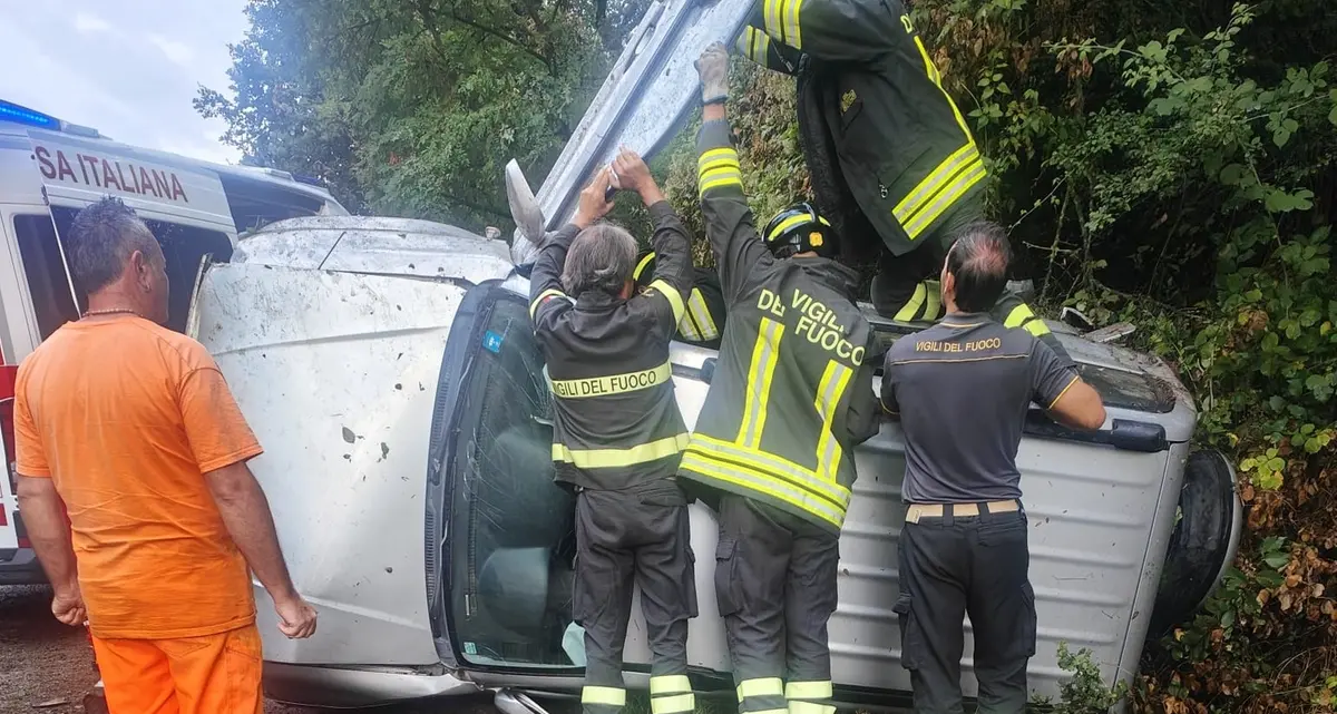 Auto finisce fuoristrada sulla Tuscanese, strada chiusa per un’ora