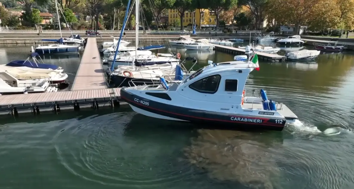 Motovedetta dei carabinieri salva turista finito in acqua