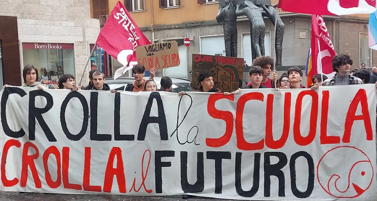 Viterbo, studenti in piazza: «Se crolla la scuola, crolla il futuro»