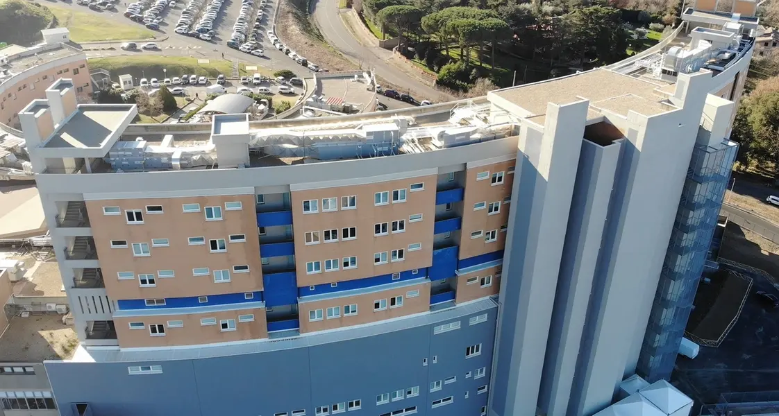 Portato al pronto soccorso dopo un malore, rapina il bar dell’ospedale