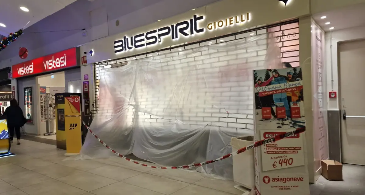 Viterbo: usano l’auto come ariete e svaligiano una gioielleria