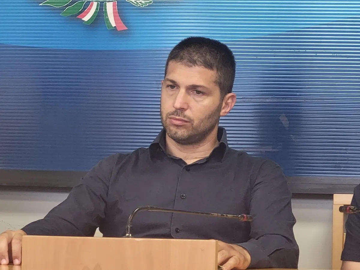 Braccialetti elettronici e rieducazione: le contraddizioni di Giannini sui rifiuti