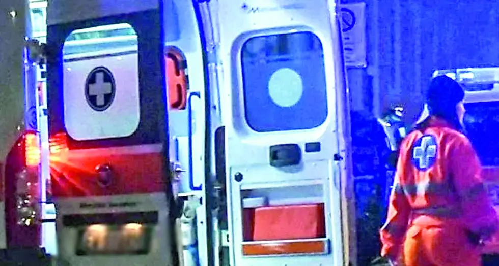 Giovane accoltellato e lasciato davanti al pronto soccorso del Grassi di Ostia