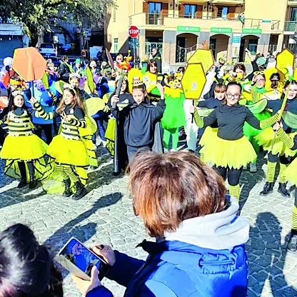 Colori e sorrisi in piazza: grande successo per la prima sfilata dell’IC di Tolfa