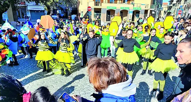 Colori e sorrisi in piazza: grande successo per la prima sfilata dell’IC di Tolfa