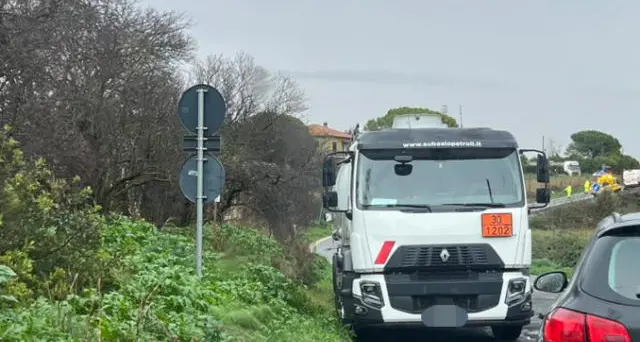 Scontro autocisterna-furgone sull’Aurelia bis: traffico bloccato tra Tarquinia e Monte Romano
