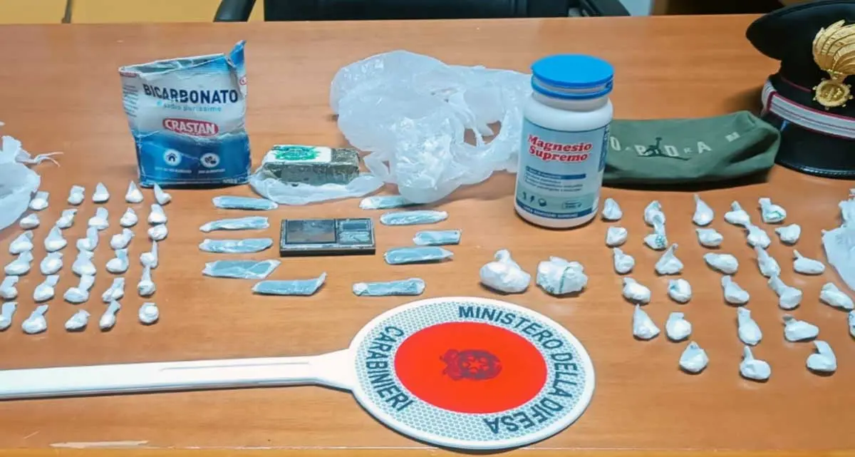 Trovato con 61 dosi di cocaina e 10 di hashish, arrestato